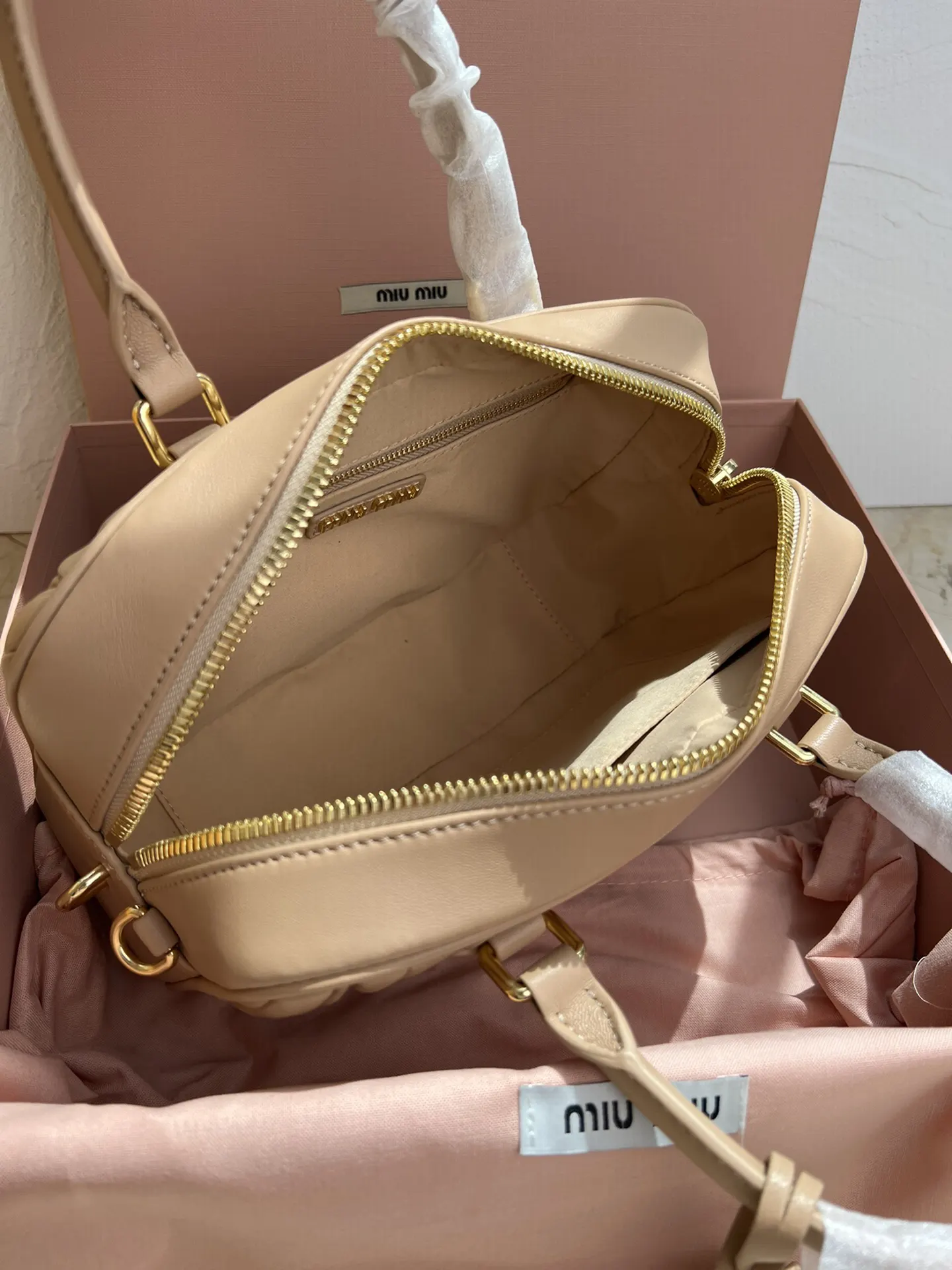 Miu 羊皮 斜背包 輕便斜挎款