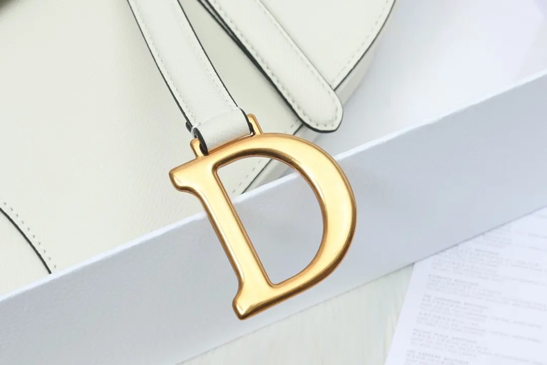 金色 牛皮 Dio r经典不过时的马鞍包 马镫 形磁铁扣环和 腋下包 复古腋下背款