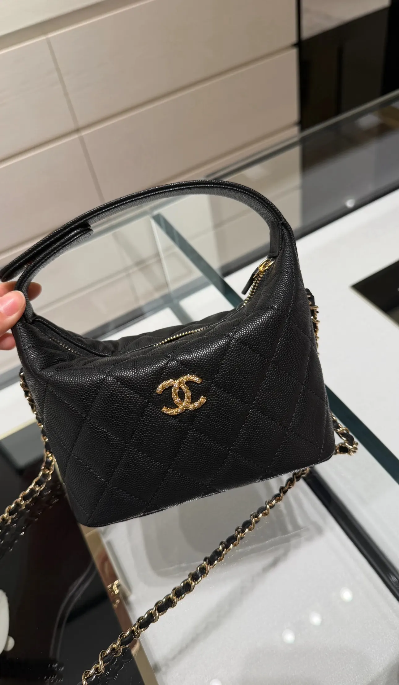 Chanel 黑色牛皮Hobo腋下包 金扣