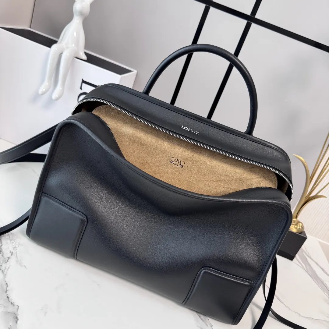Loewe 牛皮 斜挎包 轻便斜挎款