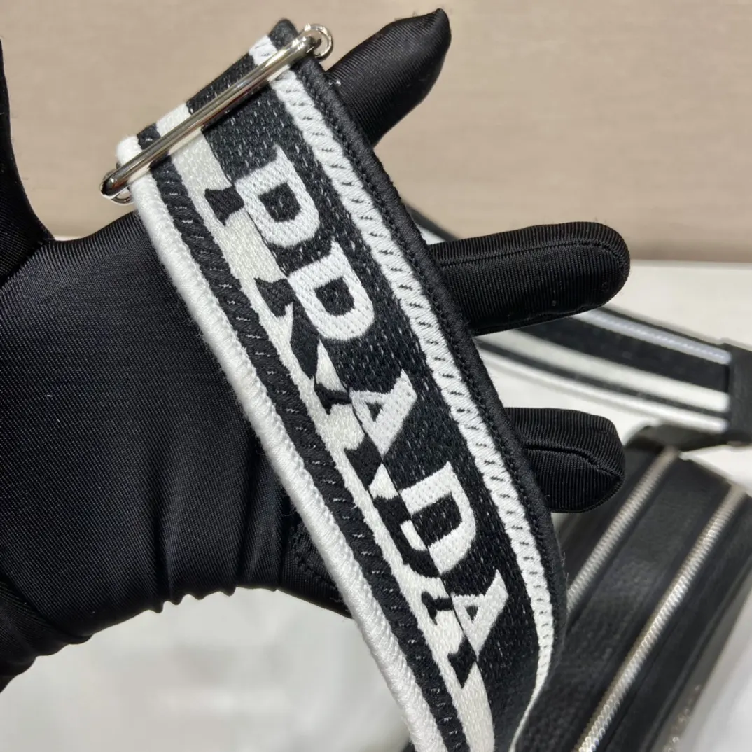 PRADA 鹿皮 牛皮 双肩背包 轻便实用款