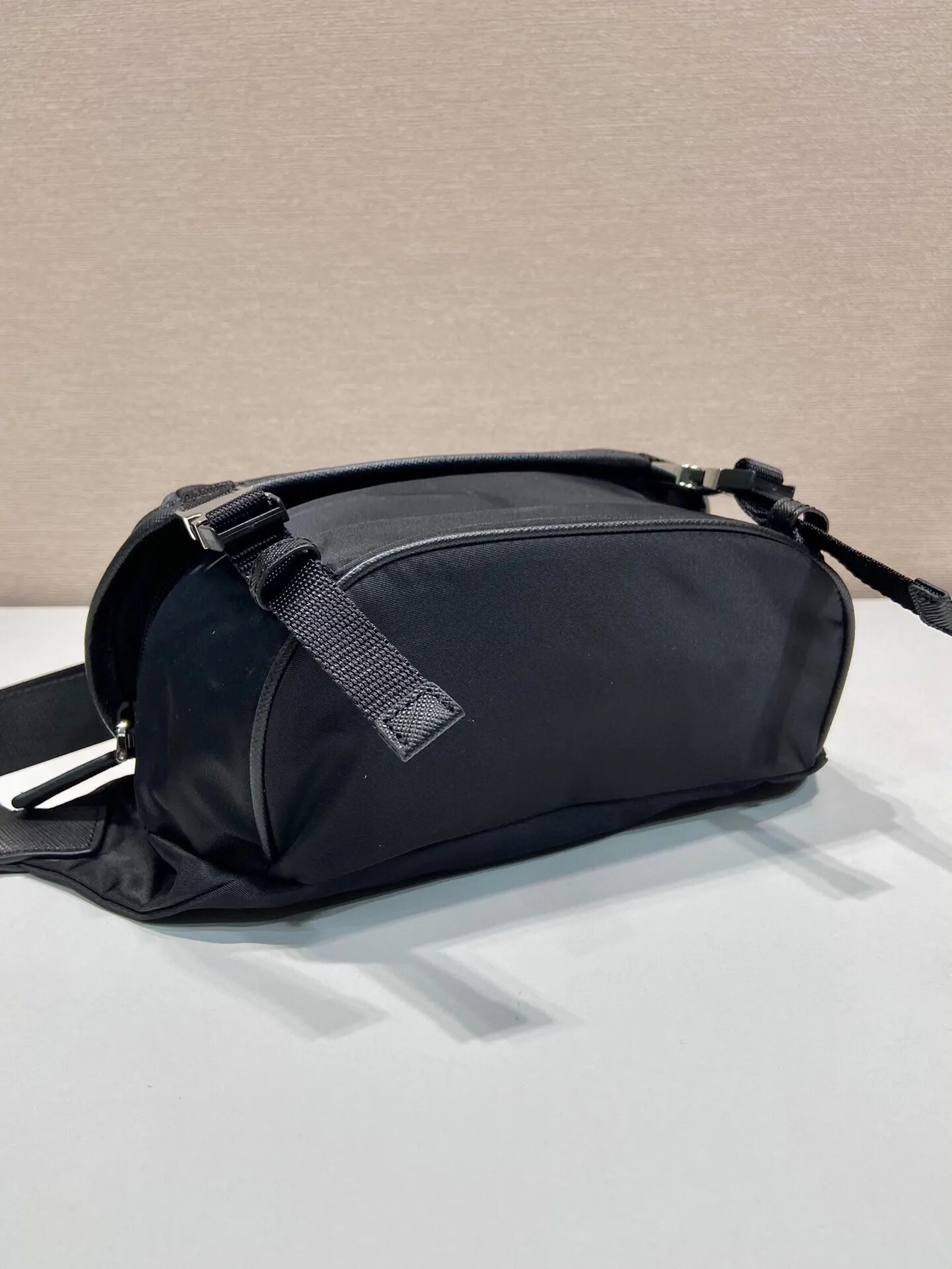 Prada Re-Nylon 迷你 皮革 Saffiano 十字纹 斜挎包