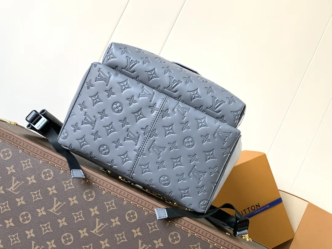 牛皮 外袋便于取放随行物品 内袋实现有序收納 雙肩包 实用雙肩款