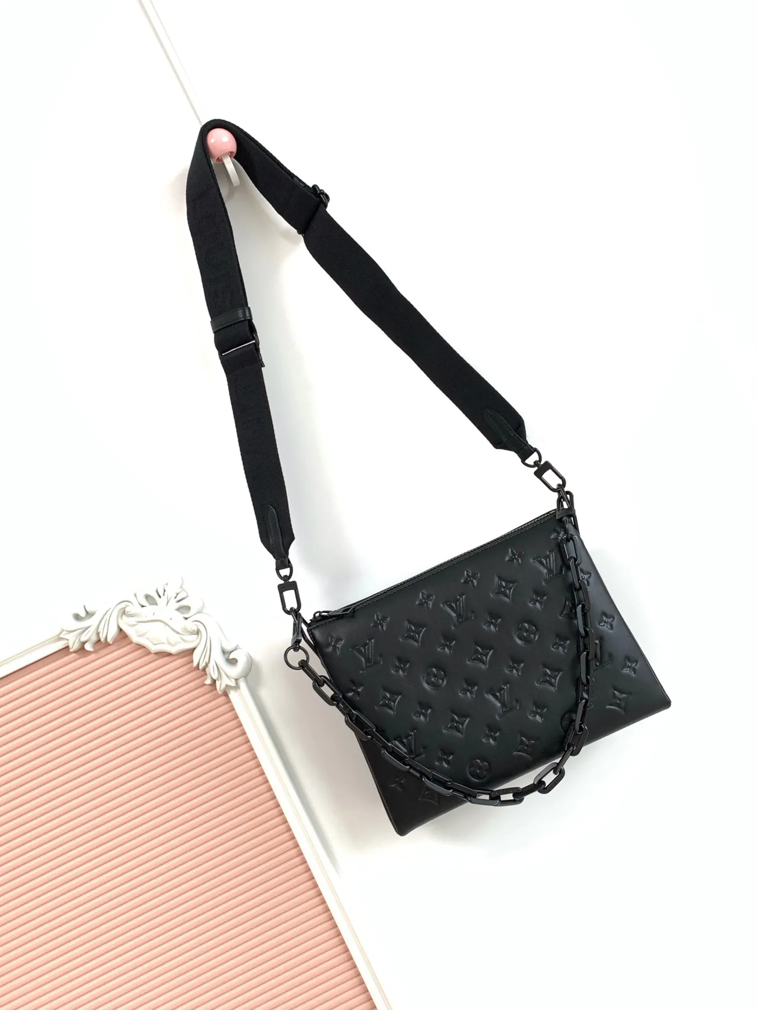 LV black, chain bag, shoulder crossbody model Image 9 LV black, chain bag, shoulder crossbody model Image 9