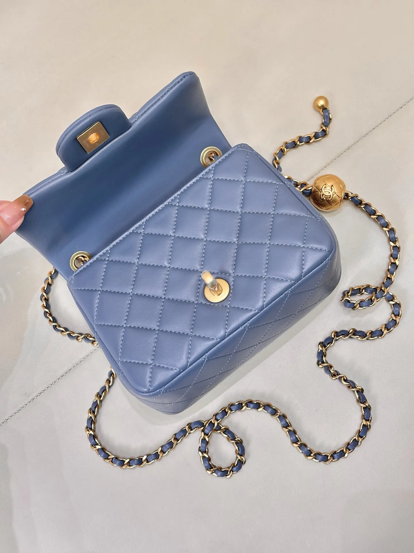 CHANEL 蓝色牛皮迷你链条包 单肩斜挎款