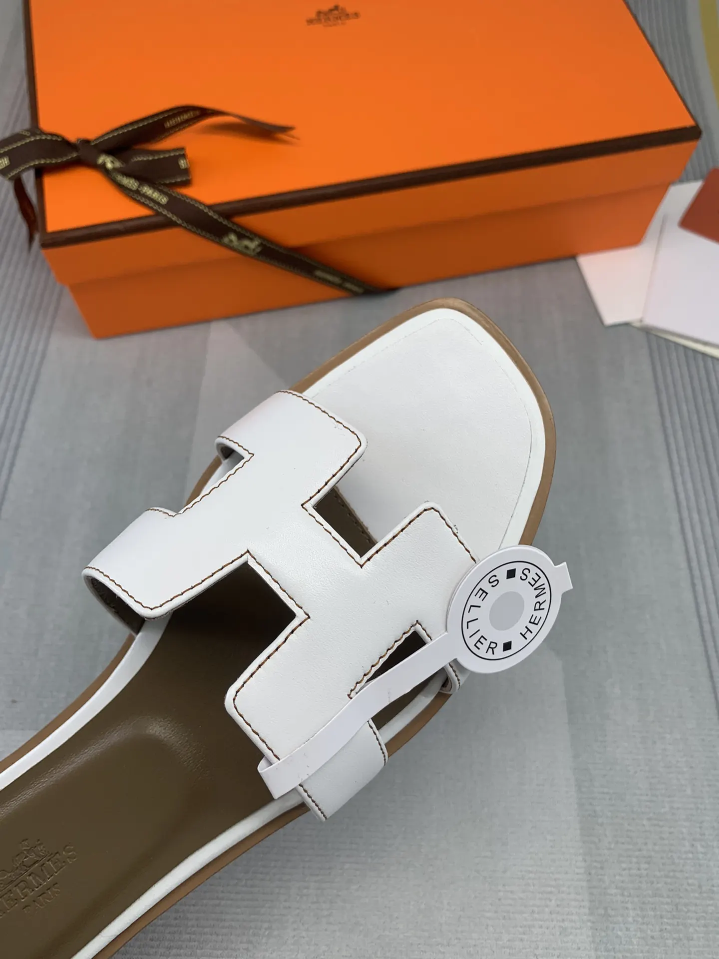 Hermès Oran 白色 牛皮 拖鞋 舒适