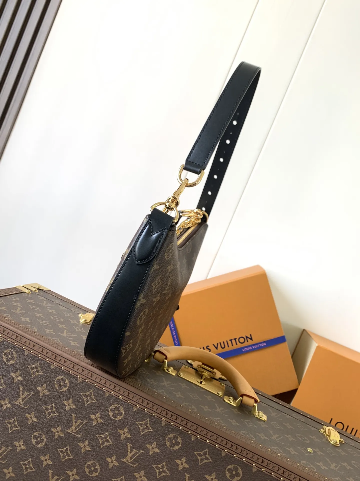 牛皮 可将手袋两端相连 打造潮流腕包造型 链条包 精致链条款