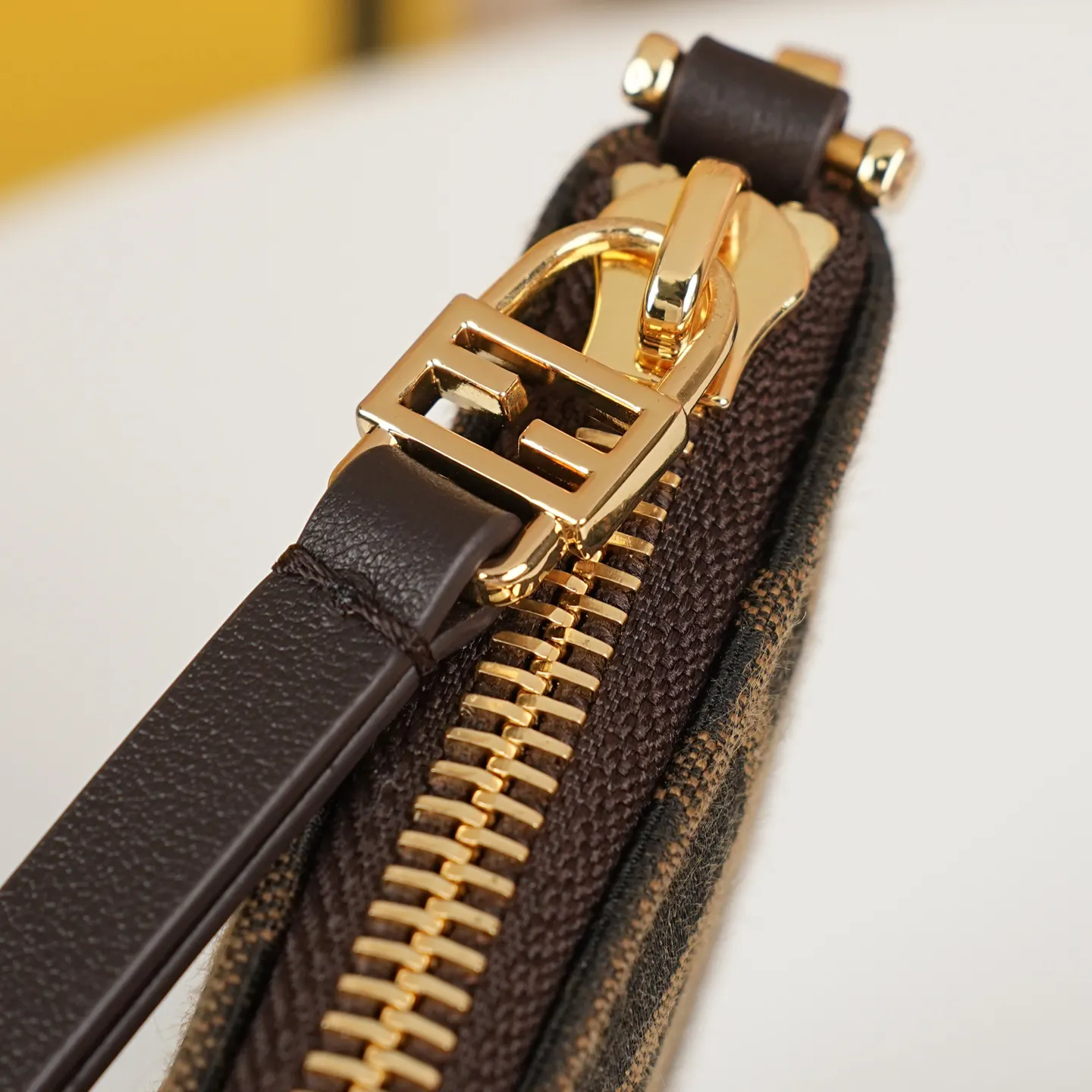 Fendi Baguette 手拿包 看似小巧实则超能装 经 腋下包 復古腋下背款(數字9) Fendi Baguette 手拿包 看似小巧实则超能装 经 腋下包 復古腋下背款(數字9)