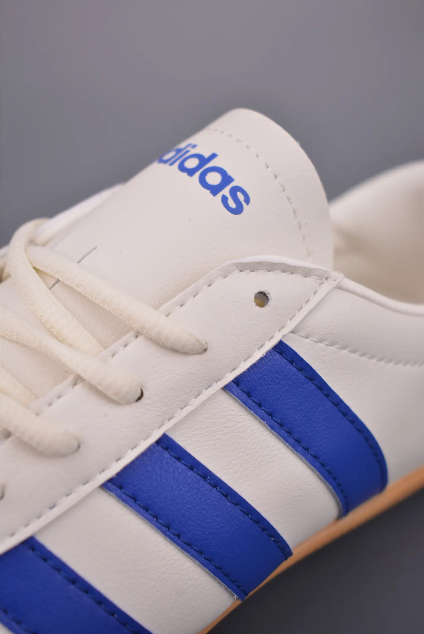 Adidas 运动鞋 休闲百搭款