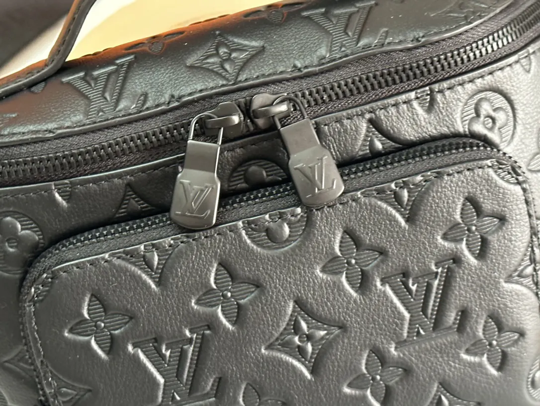 黑色 牛皮 贴身构型方便取放主隔层物品 可调节背带实现系腰 肩背 腰包 休闲腰包款