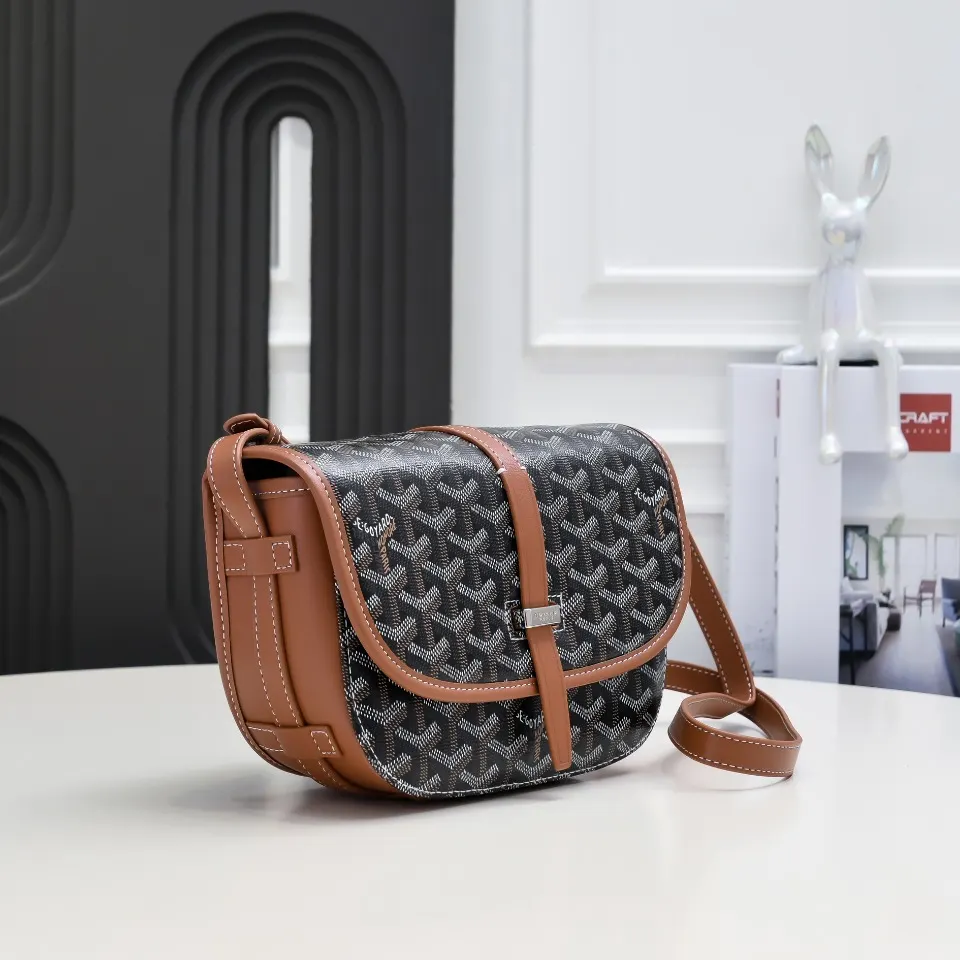 Goyard 棕色 皮質镶边以线条的方式凸显出包身轮廓 翻盖的皮質内衬亦 收納包 旅行收納款