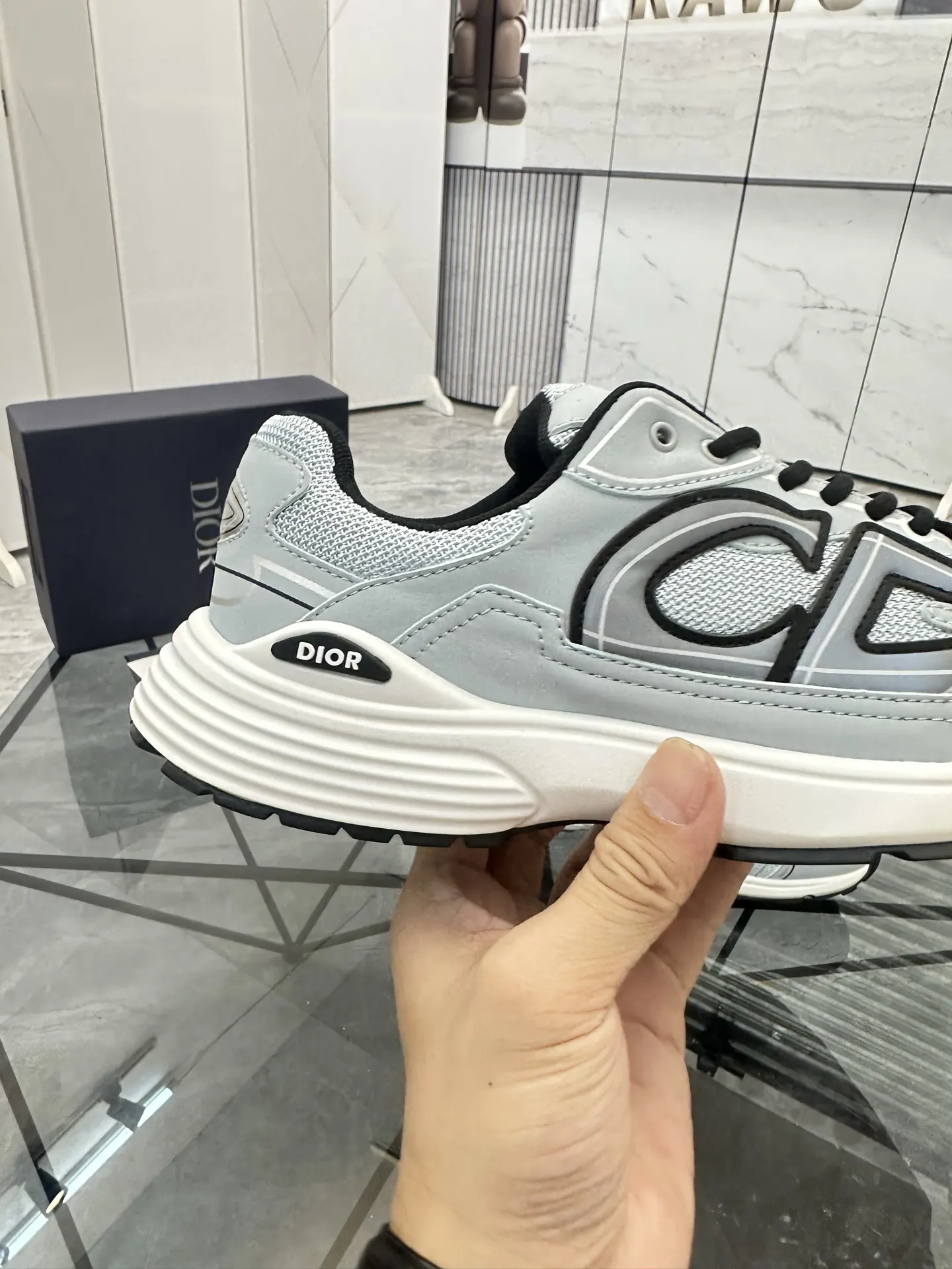 Dior 黑白拼色牛皮运动鞋 鞋面细节