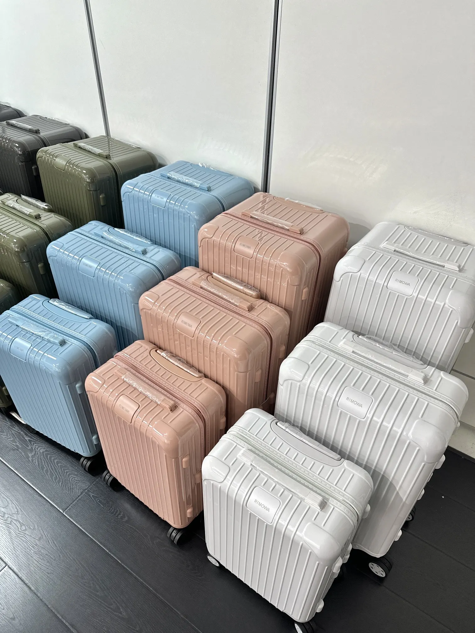 收到一批zheng品行李箱 都是 来的 旅行拉杆款 轻便出行款