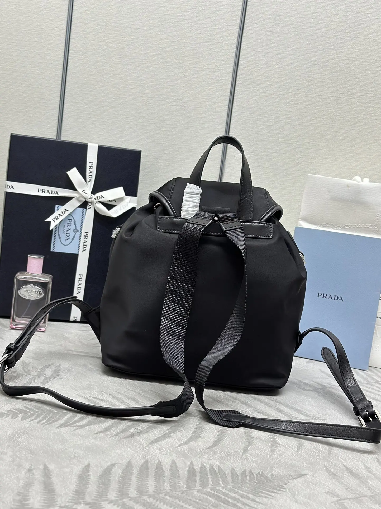 小牛皮 双肩背包 银扣 包盖是牛皮包边 双肩包 实用双肩款