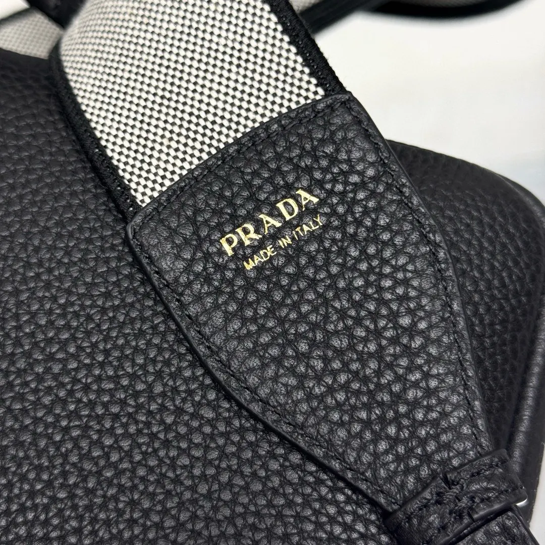 PRADA 牛皮 字母 Logo 双肩背包 轻便实用款