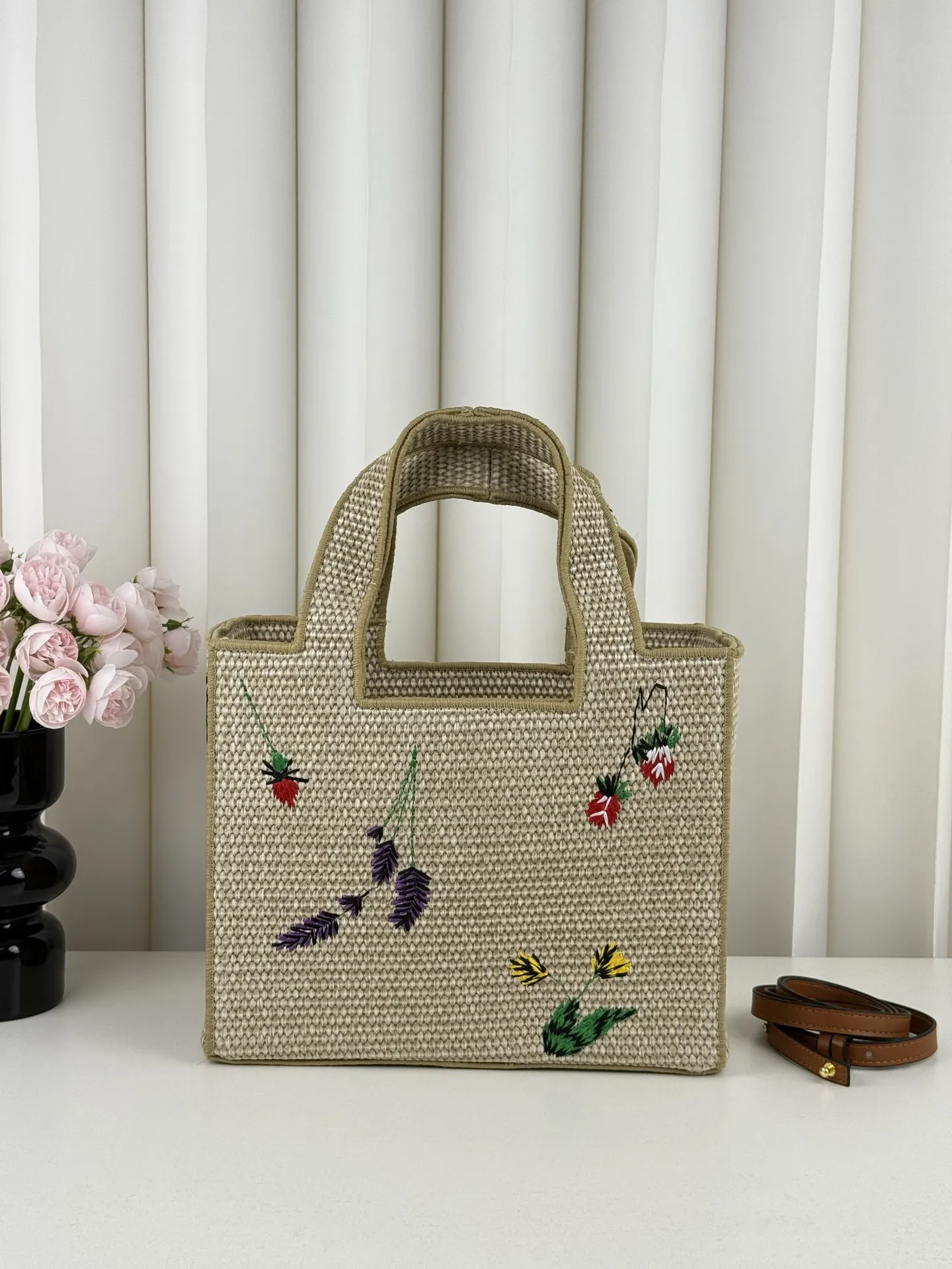 Loewe 罗意威刺绣 夏日海岛系列推出了 草编 托特包 大容量托特款