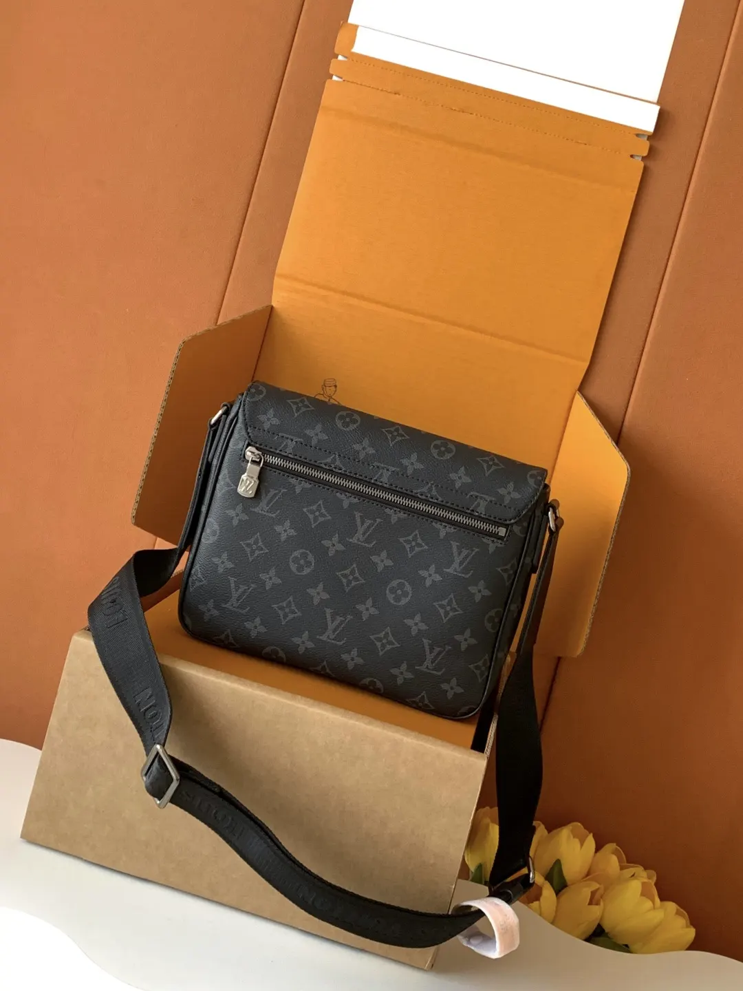LV 黑色壓紋鏈條小方包 斜挎款(數字12) LV 黑色壓紋鏈條小方包 斜挎款(數字12)