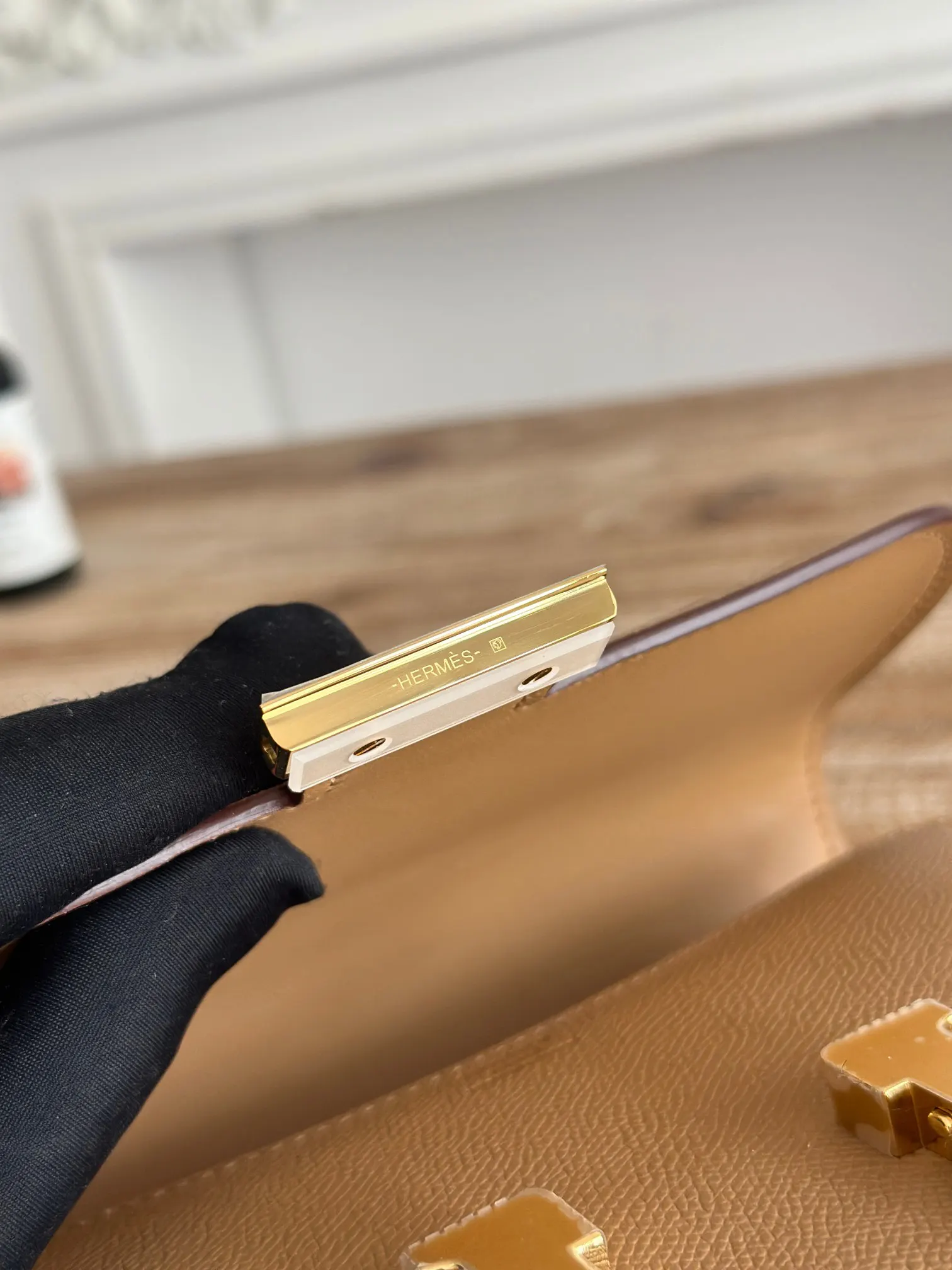Hermès Constance 奶茶色 Epsom掌纹牛皮 斜挎包 19cm