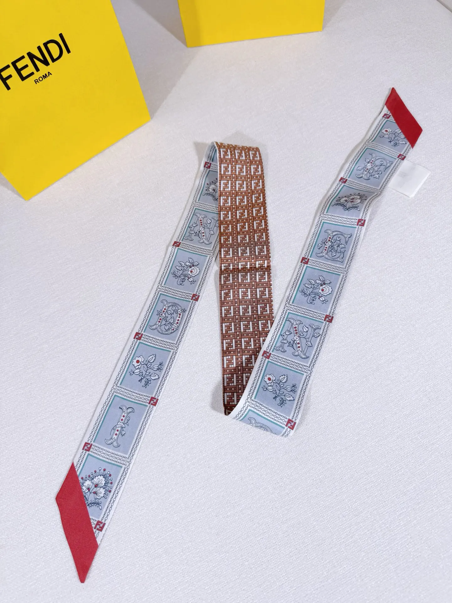 Fendi 蓝色 腰带 通勤百搭款