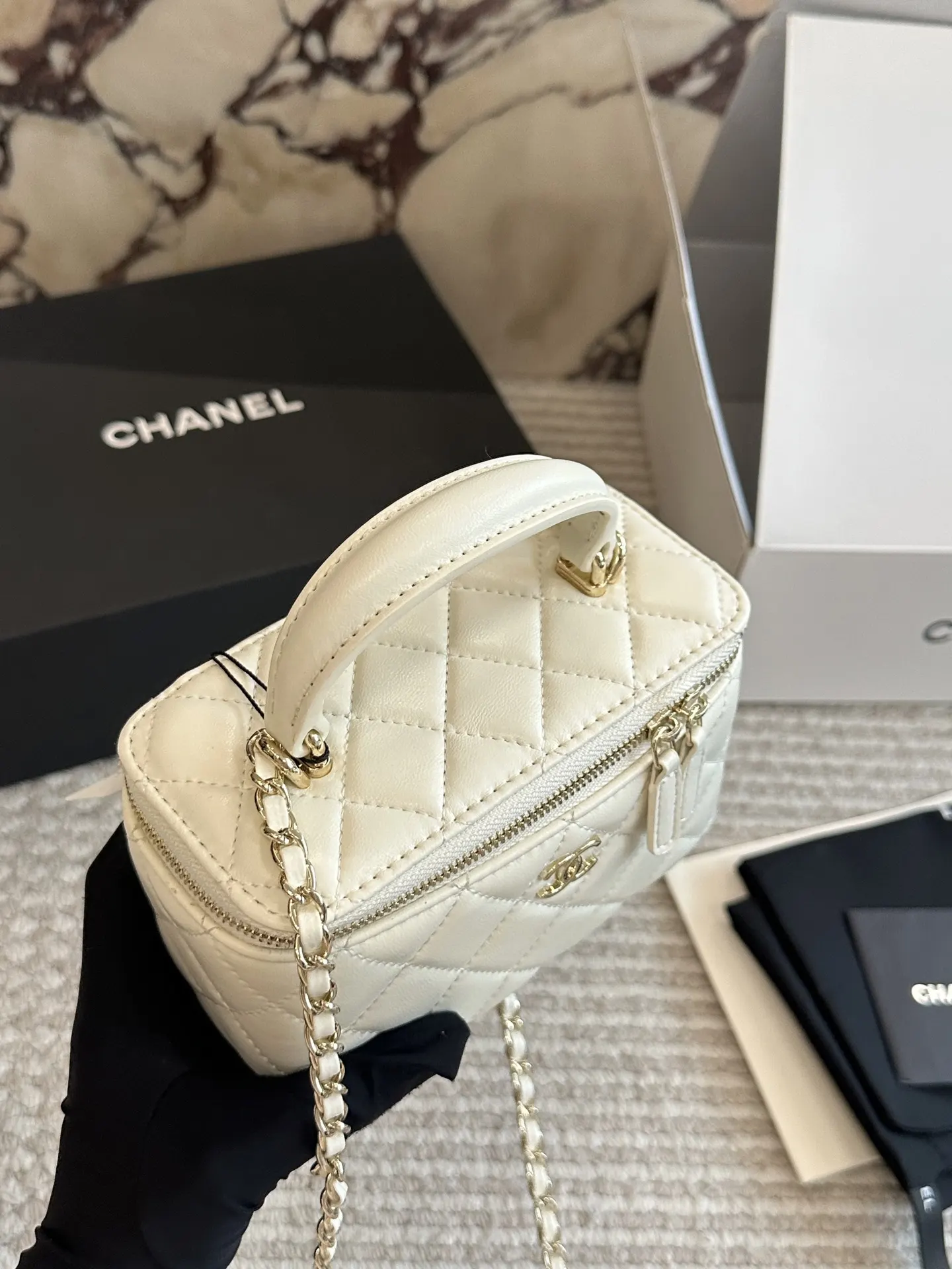 CHANEL 羊皮 亮面金标菱格纹羊皮手柄长 包手提单肩 斜挎包 轻便斜挎款