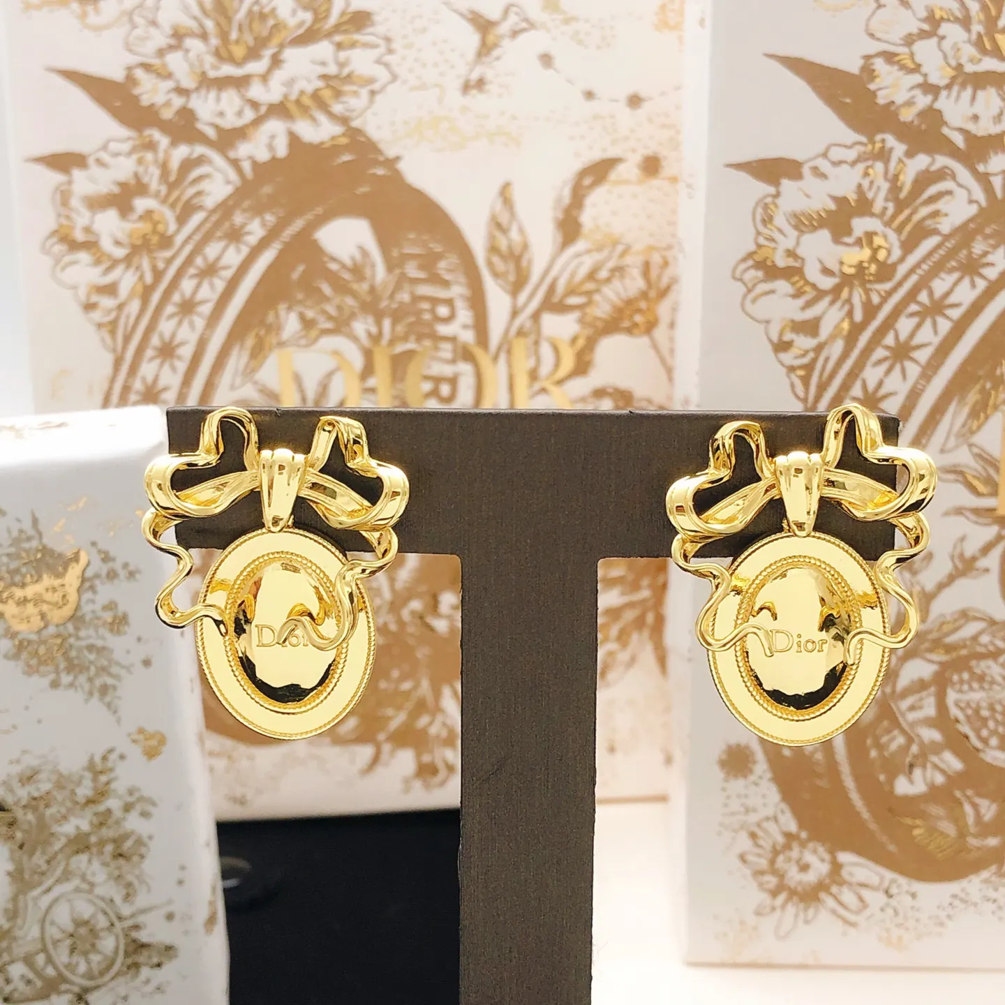 Dior 蝴蝶 圆形 耳钉 小巧点缀款