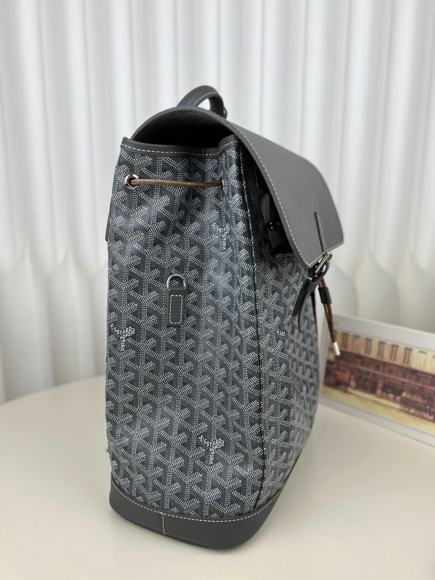 品牌使用尖端技术精心制作 为摩登绅士们提供了更多自由 雙肩包 实用雙肩款