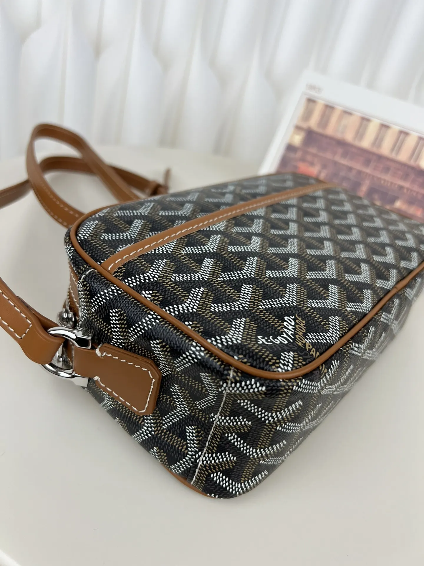 Goyard 戈雅 CapVert 相机包 ☼ 既高颜值又 斜背包 輕便斜挎款(數字9) Goyard 戈雅 CapVert 相机包 ☼ 既高颜值又 斜背包 輕便斜挎款(數字9)