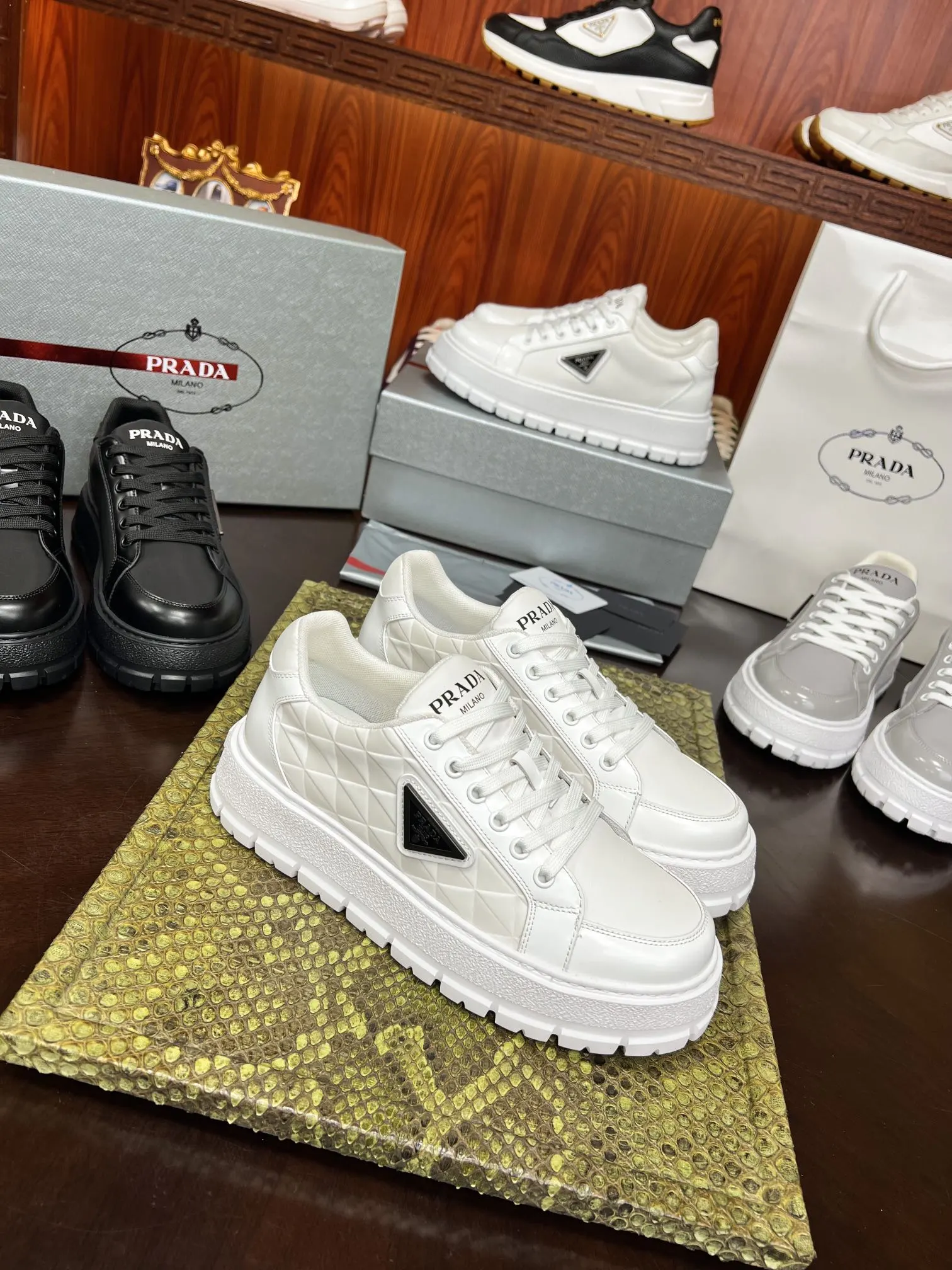 PRADA 牛皮 休闲鞋 舒适百搭款