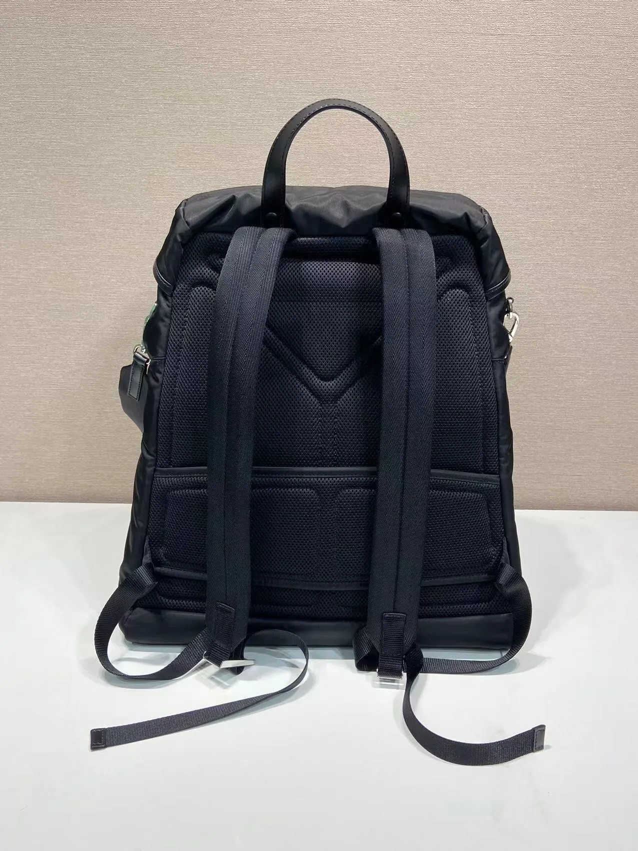 Prada 尼龙 牛皮 双肩背包 轻便实用