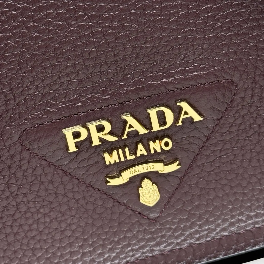 Prada 牛皮 字母 Logo 双肩背包 轻便实用