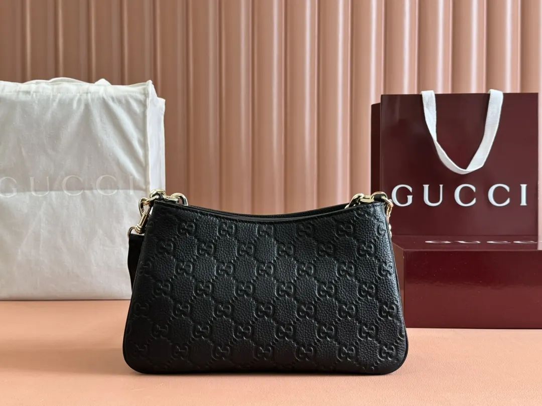 Gucci GG Emblem 黑色 棕色 荔枝纹 斜背包 輕便斜挎款