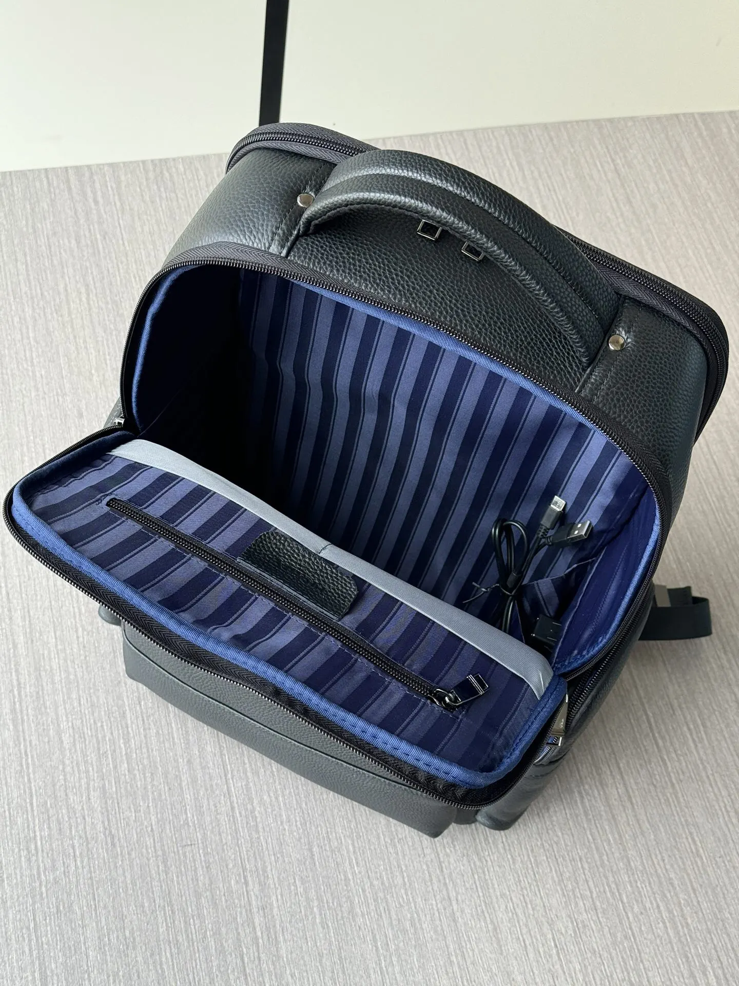 Prada 黑色 小牛皮 行李箱 旅行拉杆款 輕便出行款