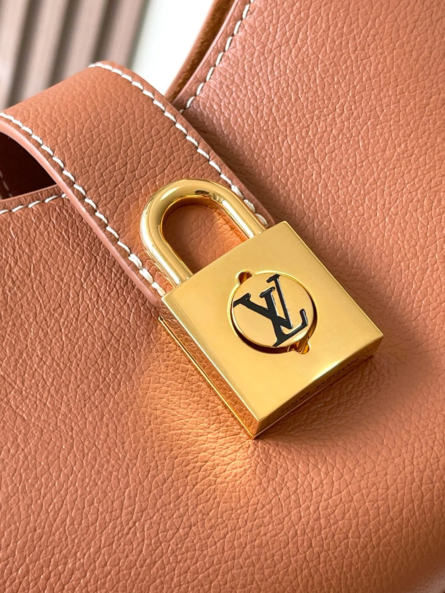 LV 牛皮 本款 Low Key Should 单肩包 日常单肩背款