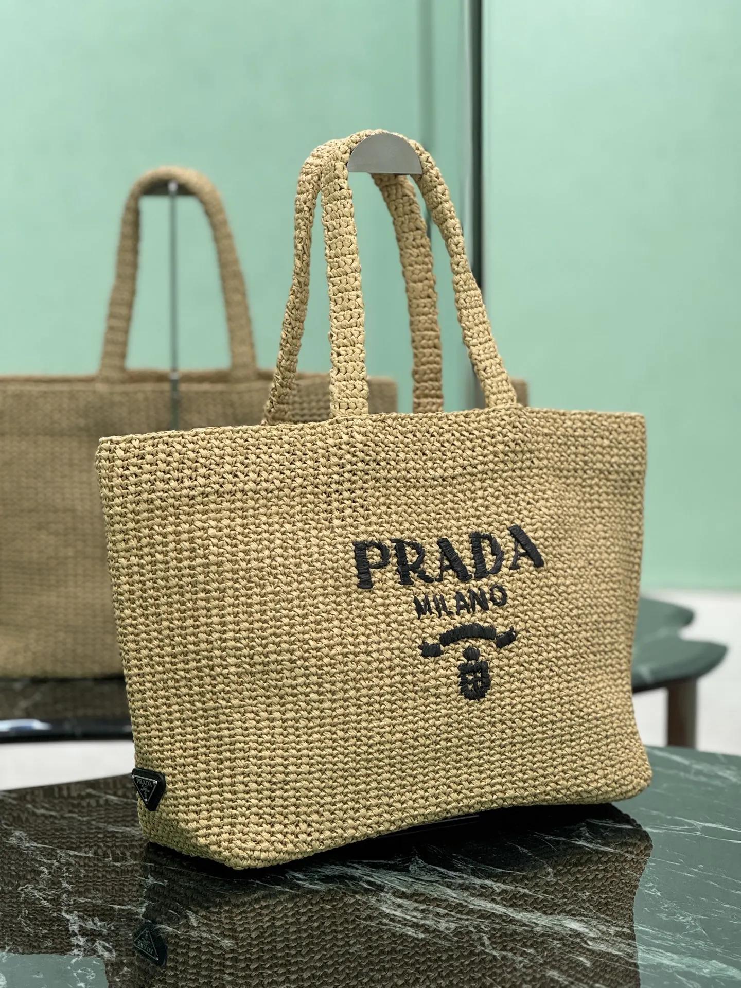 Prada 正面标志性的刻字徽标刺绣巧妙点缀廓形 托特包 大容量托特款