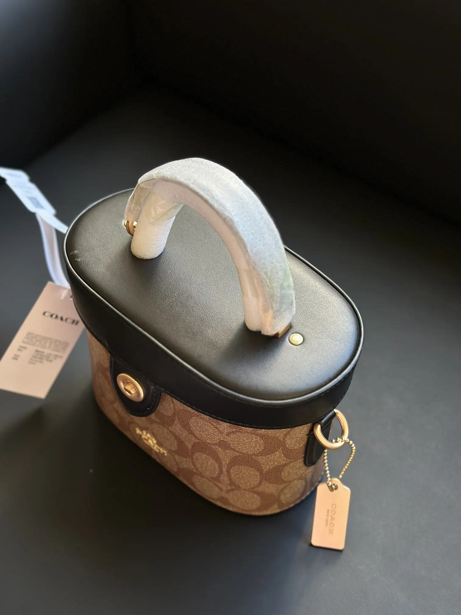 Coach 化妆包真的可爱又高级 高级撞色 而且搭 复古马车 便携收纳款