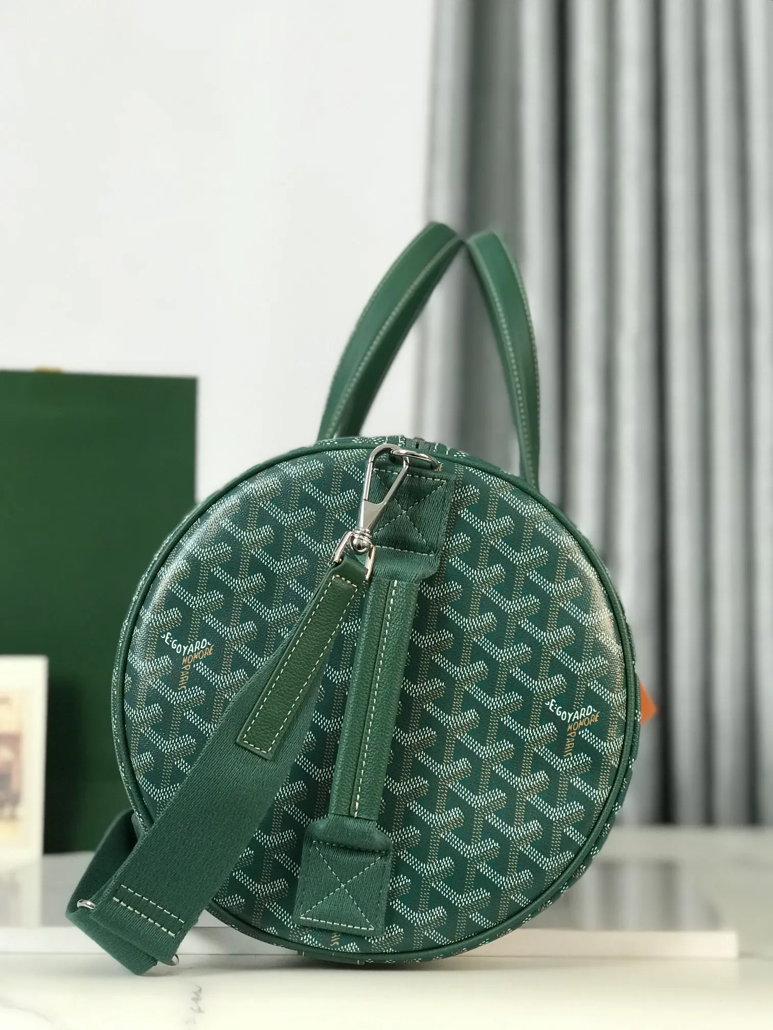 Goyard 侧边设有扣环 可以自行搭 中号背带进行肩背 旅行包 大容量旅行款