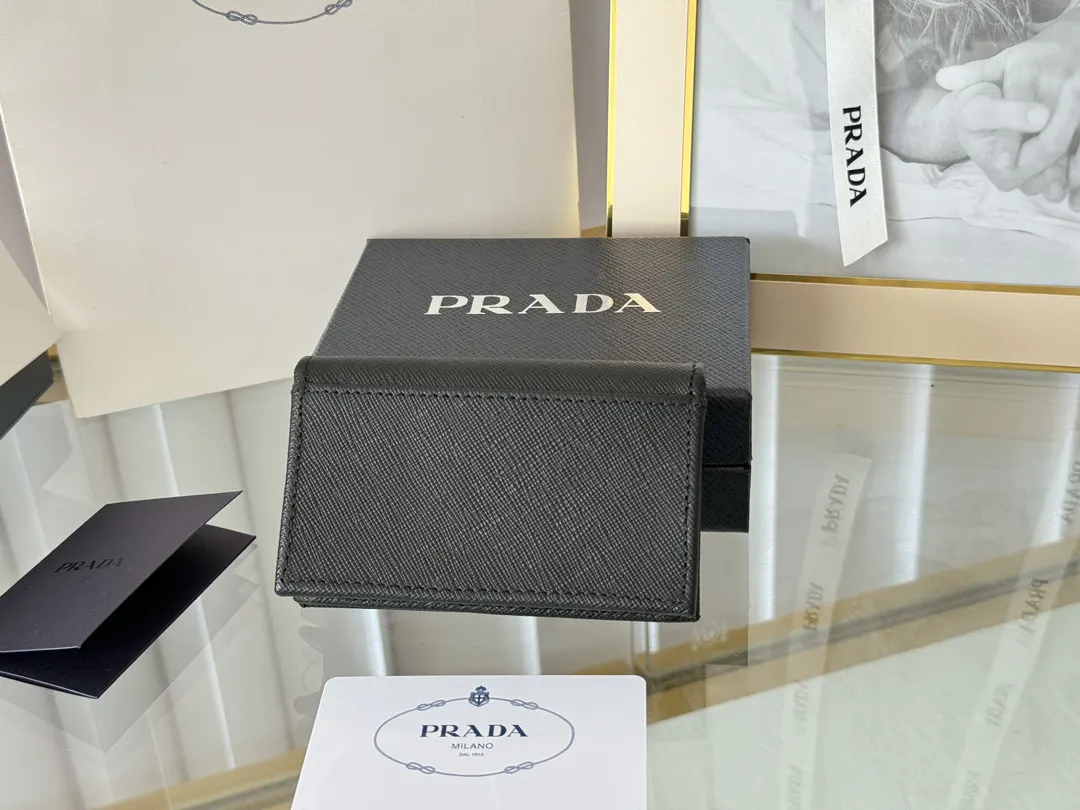 Prada 十字纹牛皮 钱包 实用卡夹
