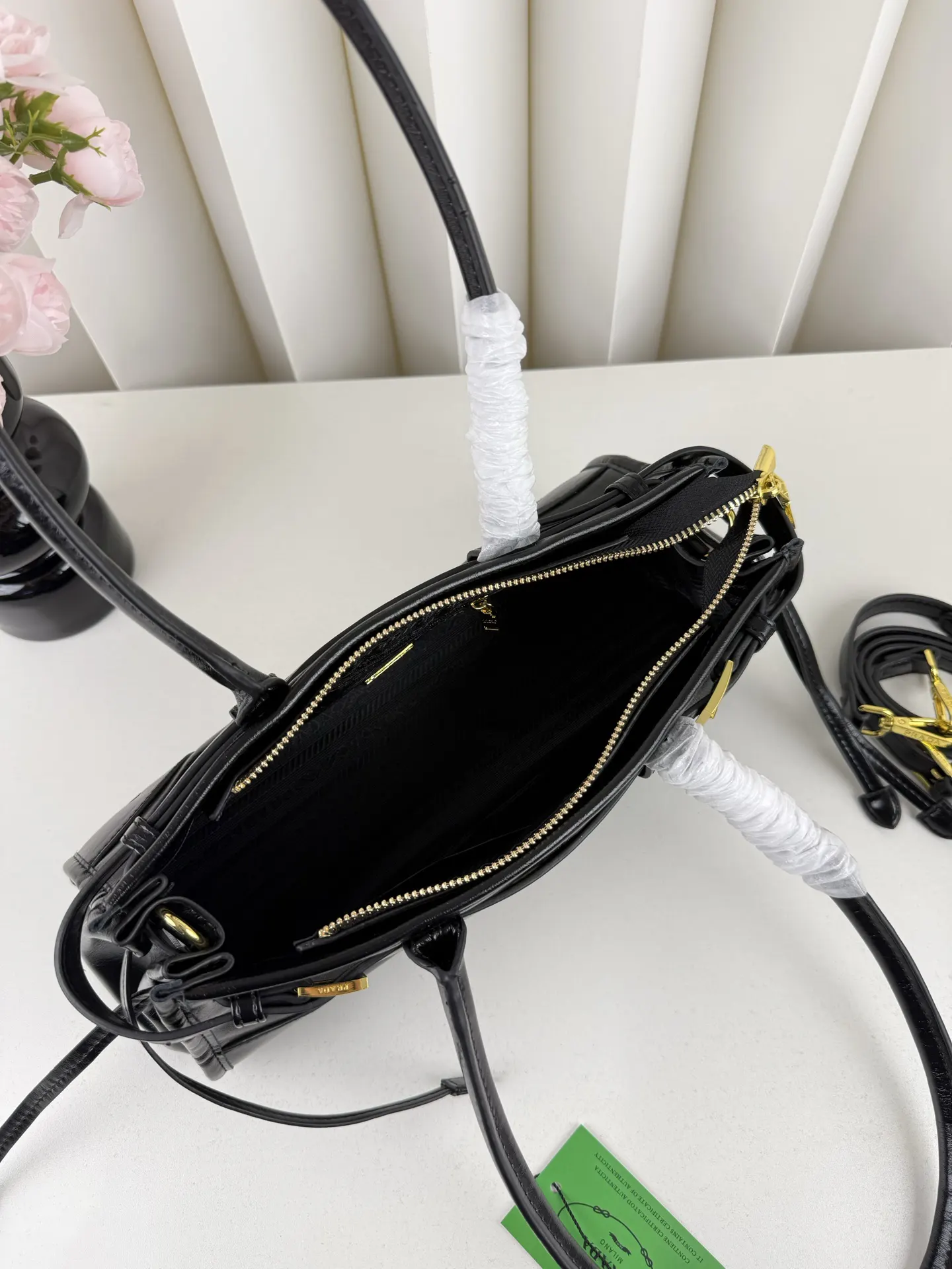 Prada 黑色 三角标 手提包