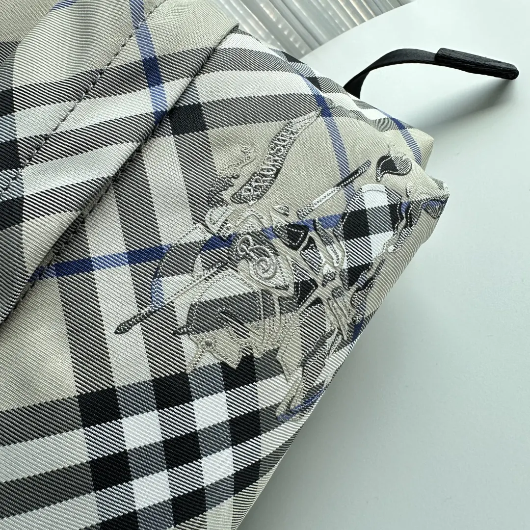 Burberry 来自 經典之作系列 以鲜明品牌风格诠释衣橱必备款式 雙肩包 实用雙肩款