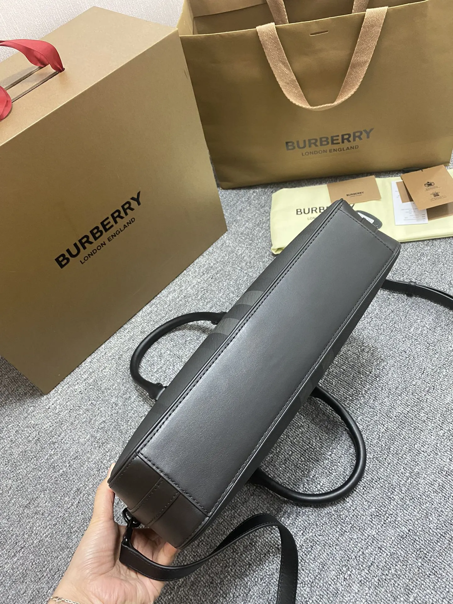 皮革 可缔造手提造型 或使用可拆式背带肩背携带 公文包 商务通勤款