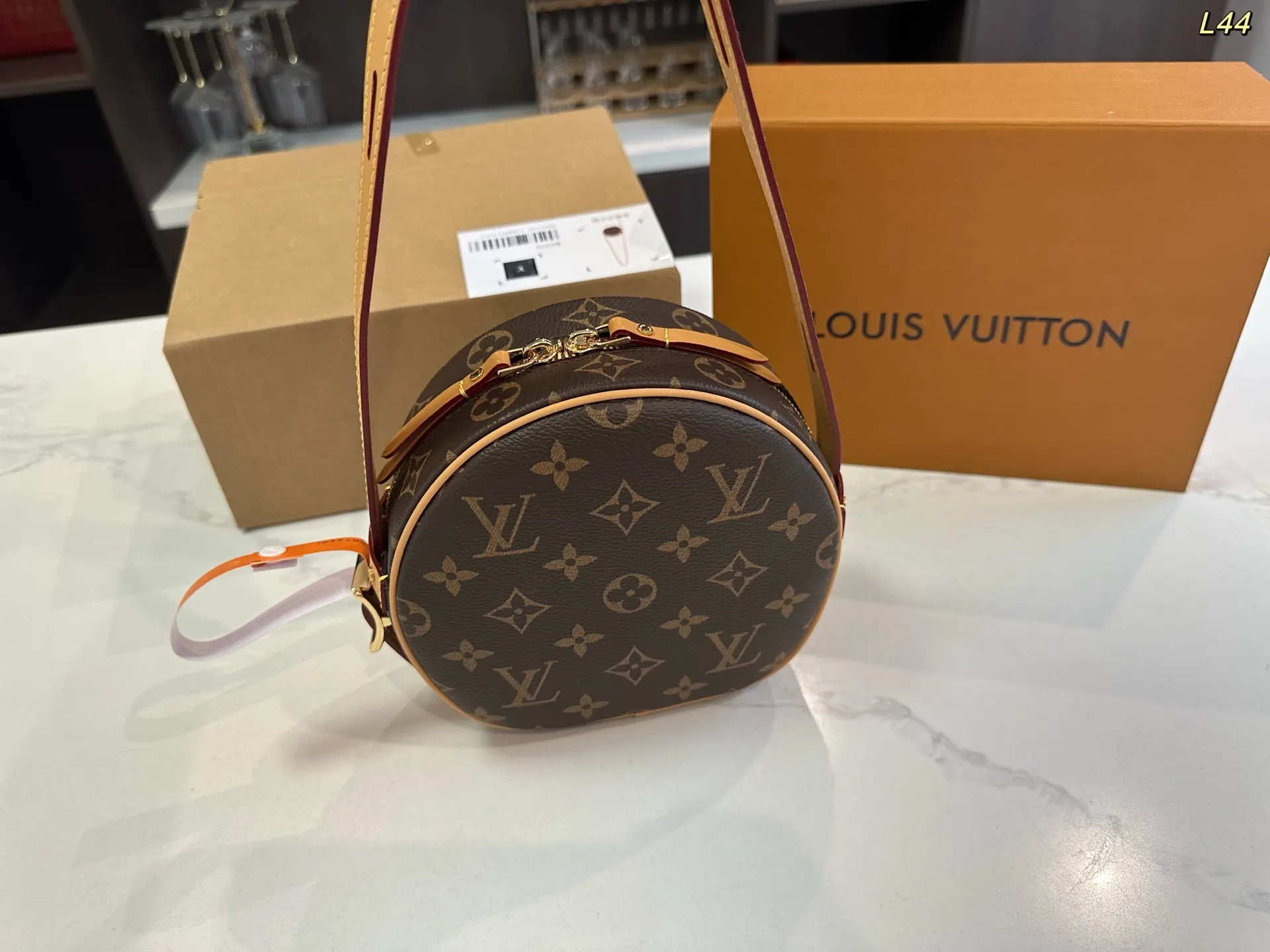 LV 钢五金 斜挎包 轻便斜挎款