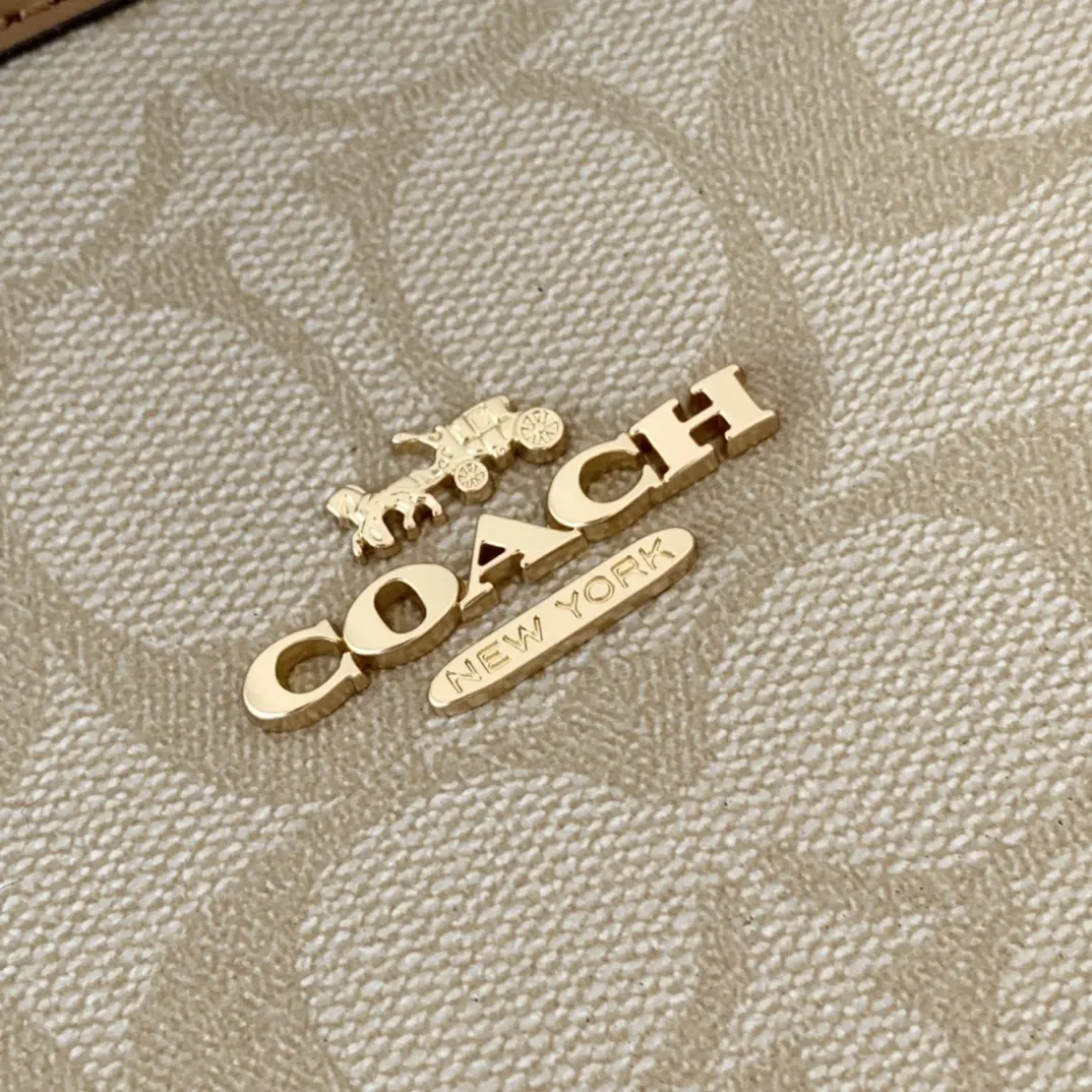 Coach 老花 帆布 新奥莱款双面托特包 的老花图案可以 大容量托特款