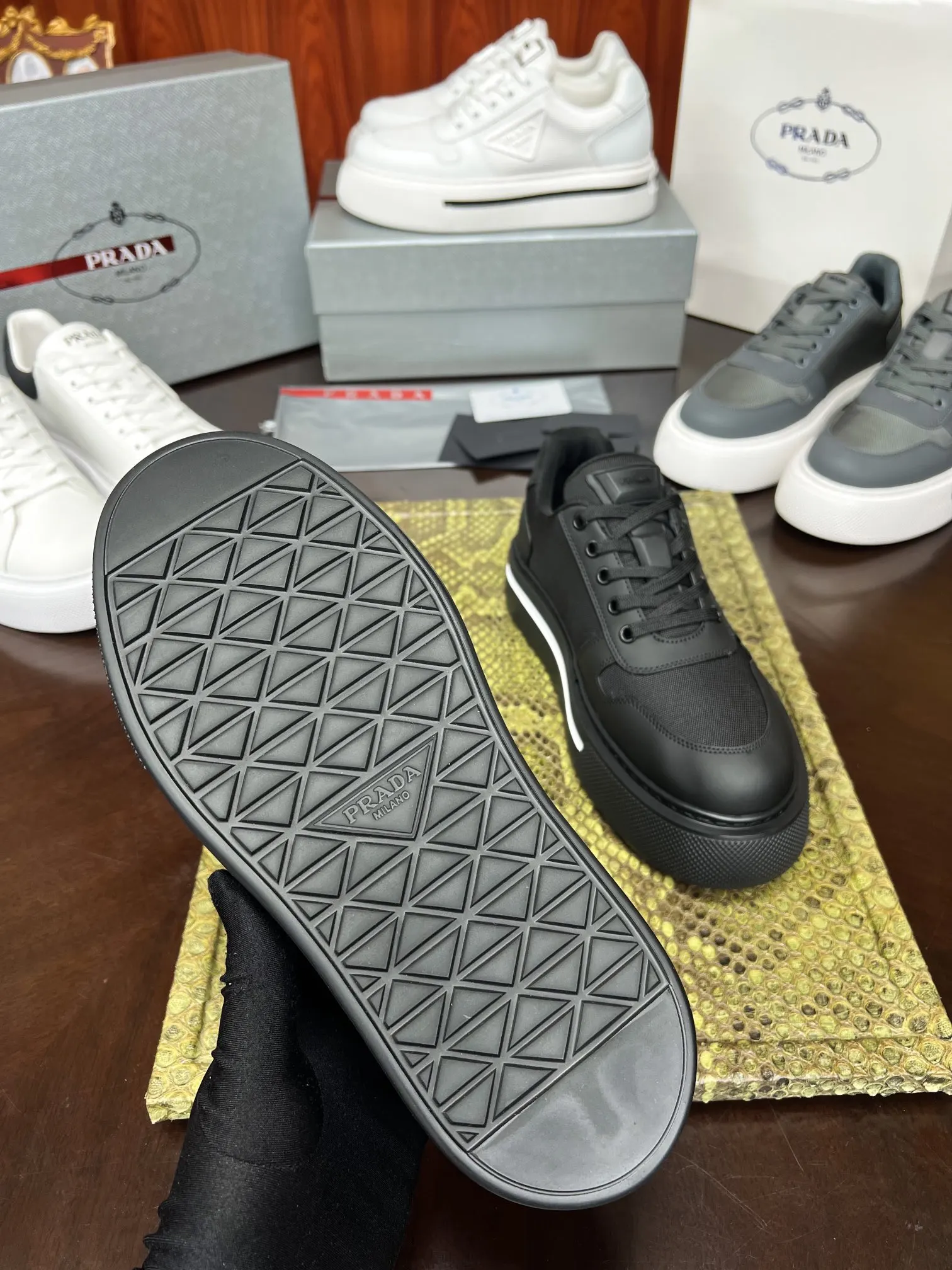 PRADA 牛皮 休闲鞋 舒适百搭款