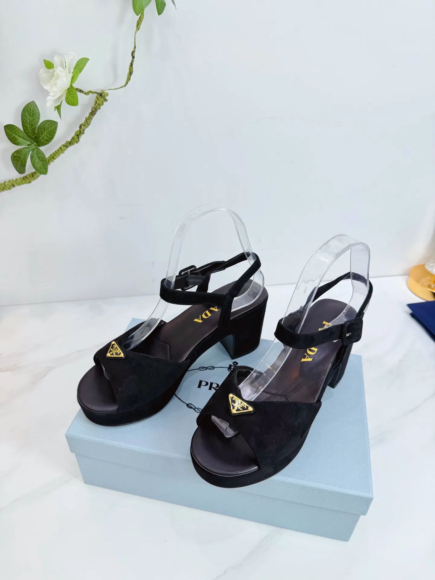 PRADA 羊皮 休闲鞋 舒适百搭款