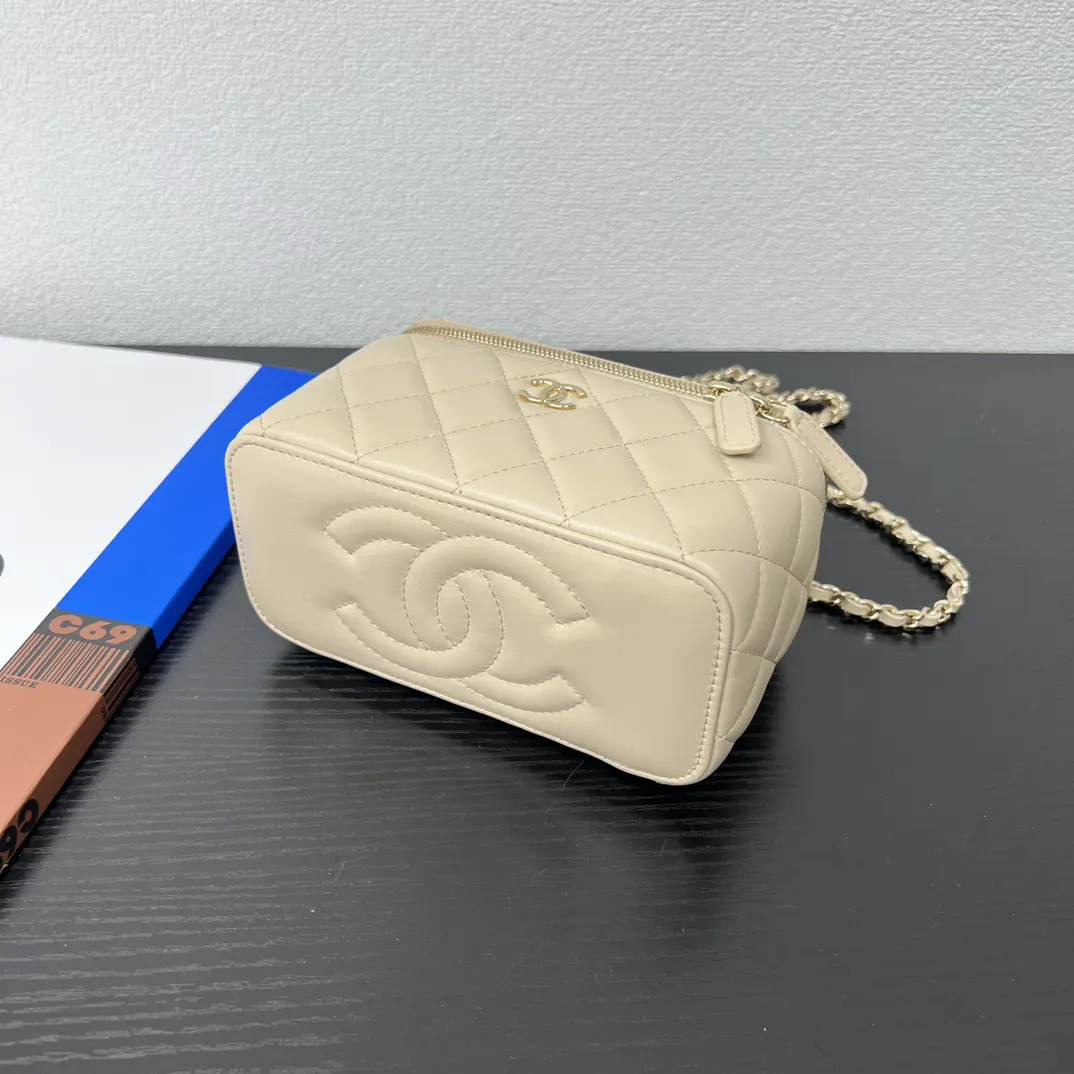 CHANEL 19 Bag 米色羊皮菱格链条包 金链款