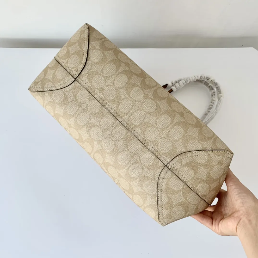 Coach 老花 帆布 新奥莱款双面托特包 的老花图案可以 大容量托特款
