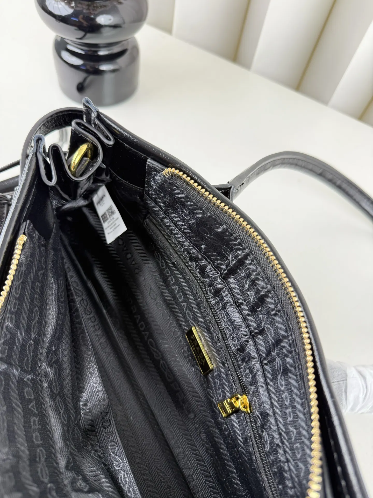 Prada 黑色 三角标 手提包