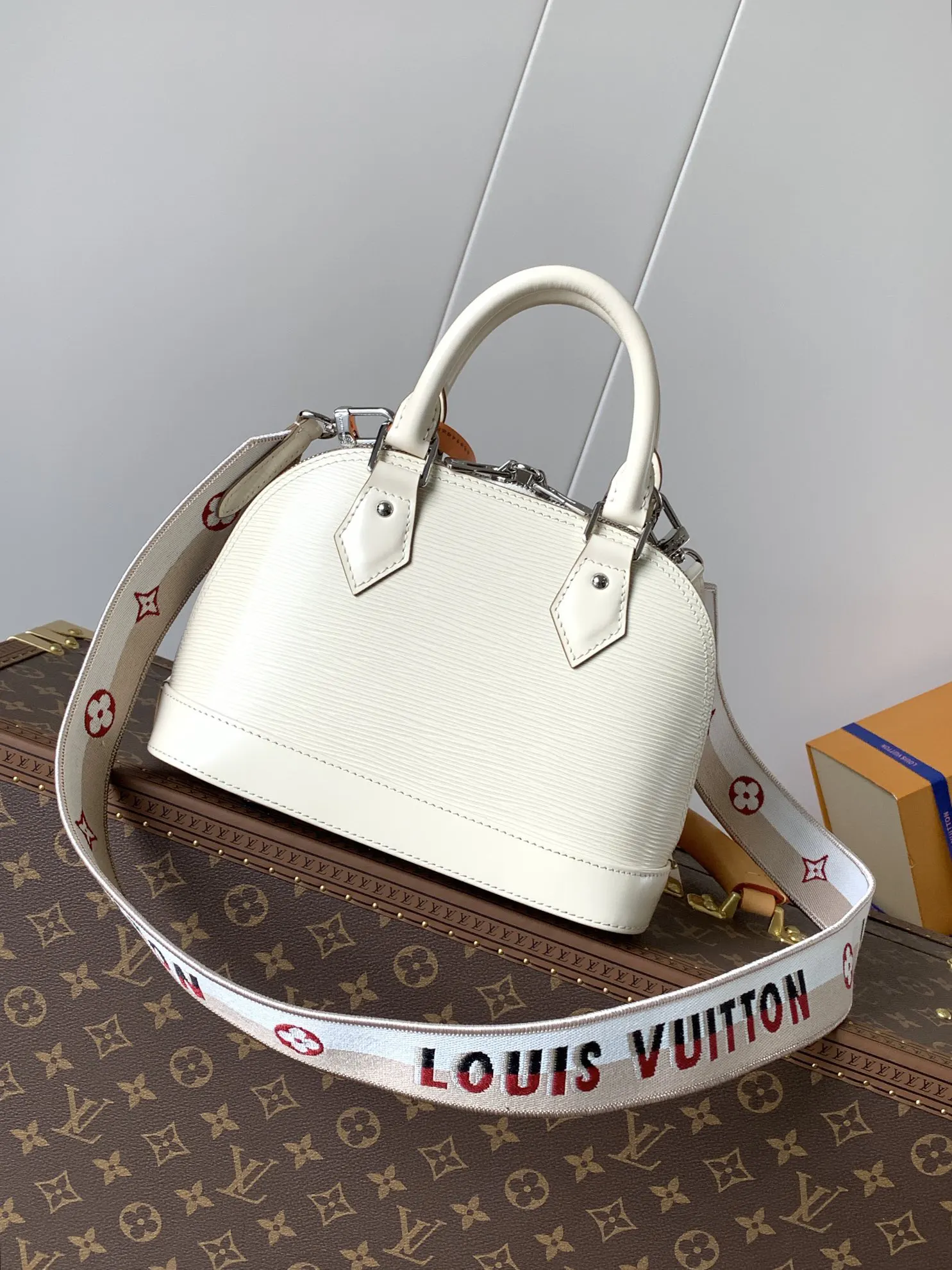 LV Alma black pink color scheme shell bag Image 3 LV Alma black pink color scheme shell bag Image 3