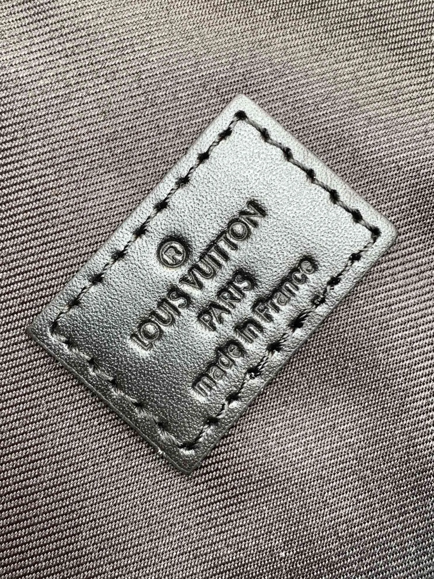 LV 牛皮 广口开合方便取放物品 适宜收纳小型电子设备和随行所需 行李箱 旅行拉杆款 轻便出行款