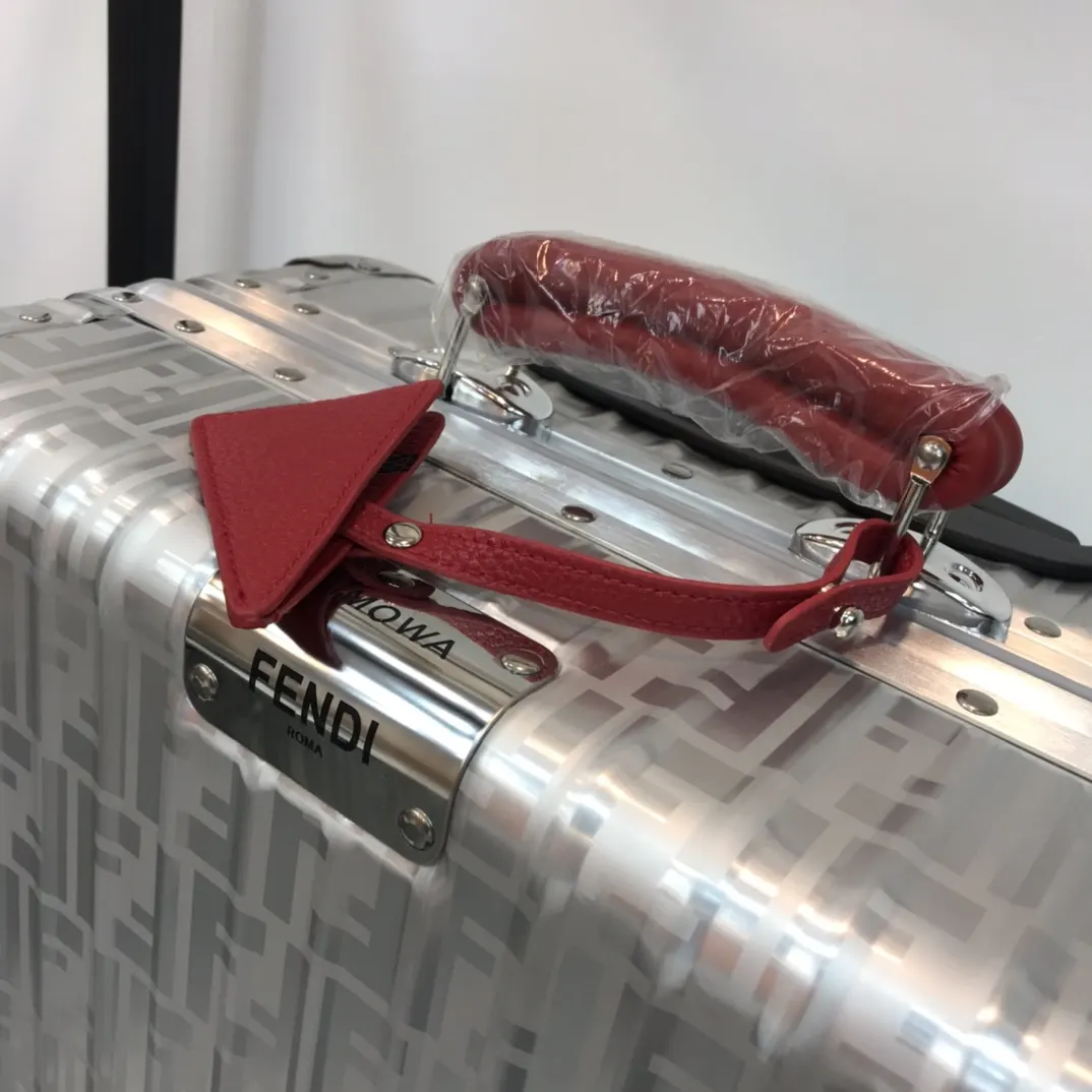 Fendi 黑色 藍色 rimowa 一见钟情或许就是当你第一眼见到它的 行李箱 旅行拉杆款 輕便出行款